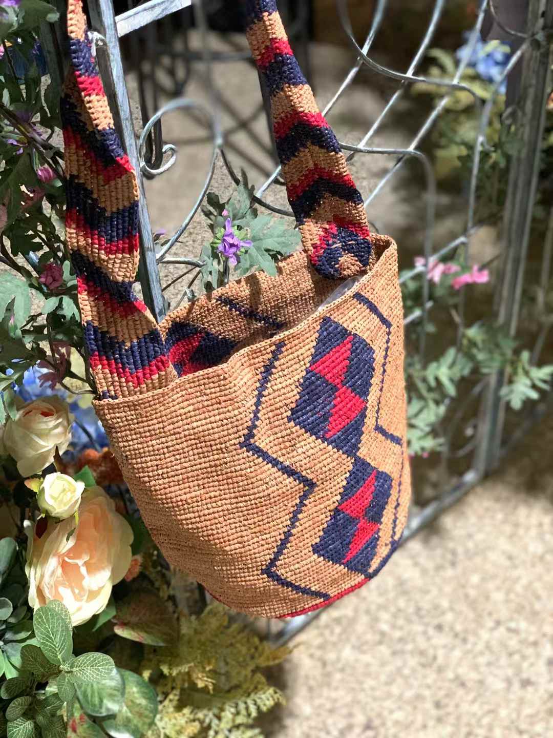 Classic bucket bag in colorful straw