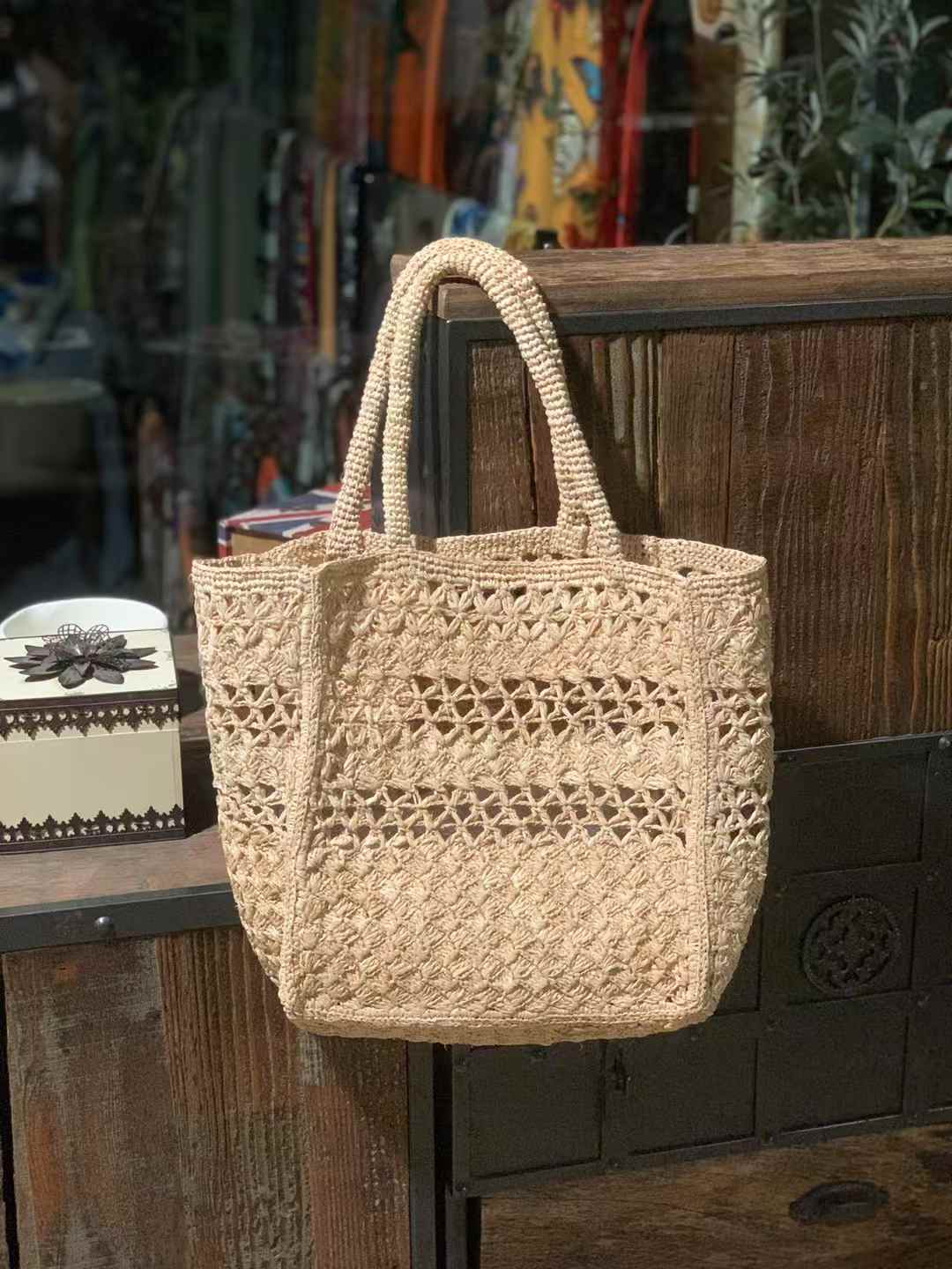 Handmade beach Bag with flat square bottom, natural color shell pattern and pointelle pattern in the body. 2 handmade shoulder strap for arm wear