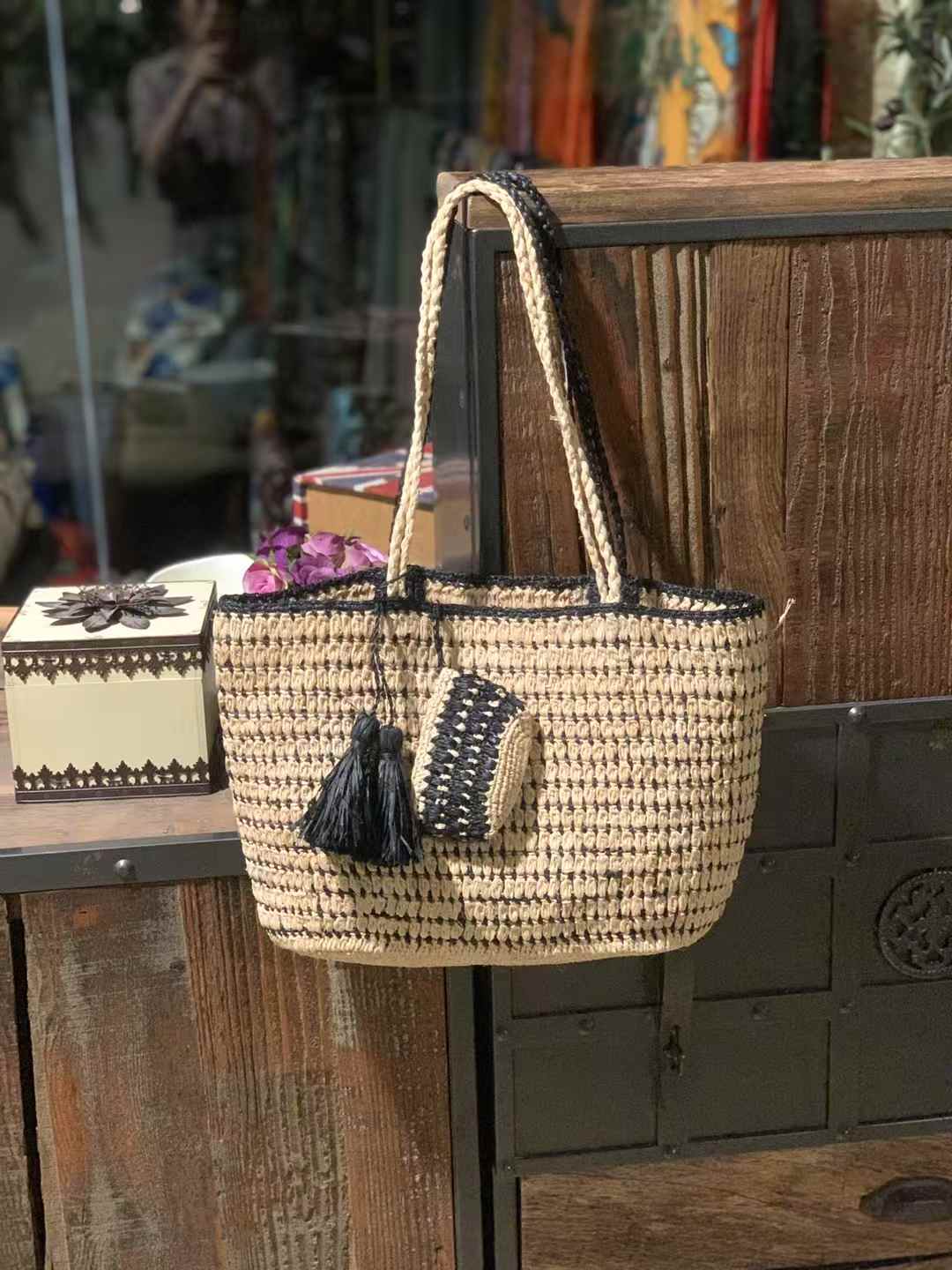 Raffia Bag in handwoven shoulder strap, with decorative tassels and mini pouch