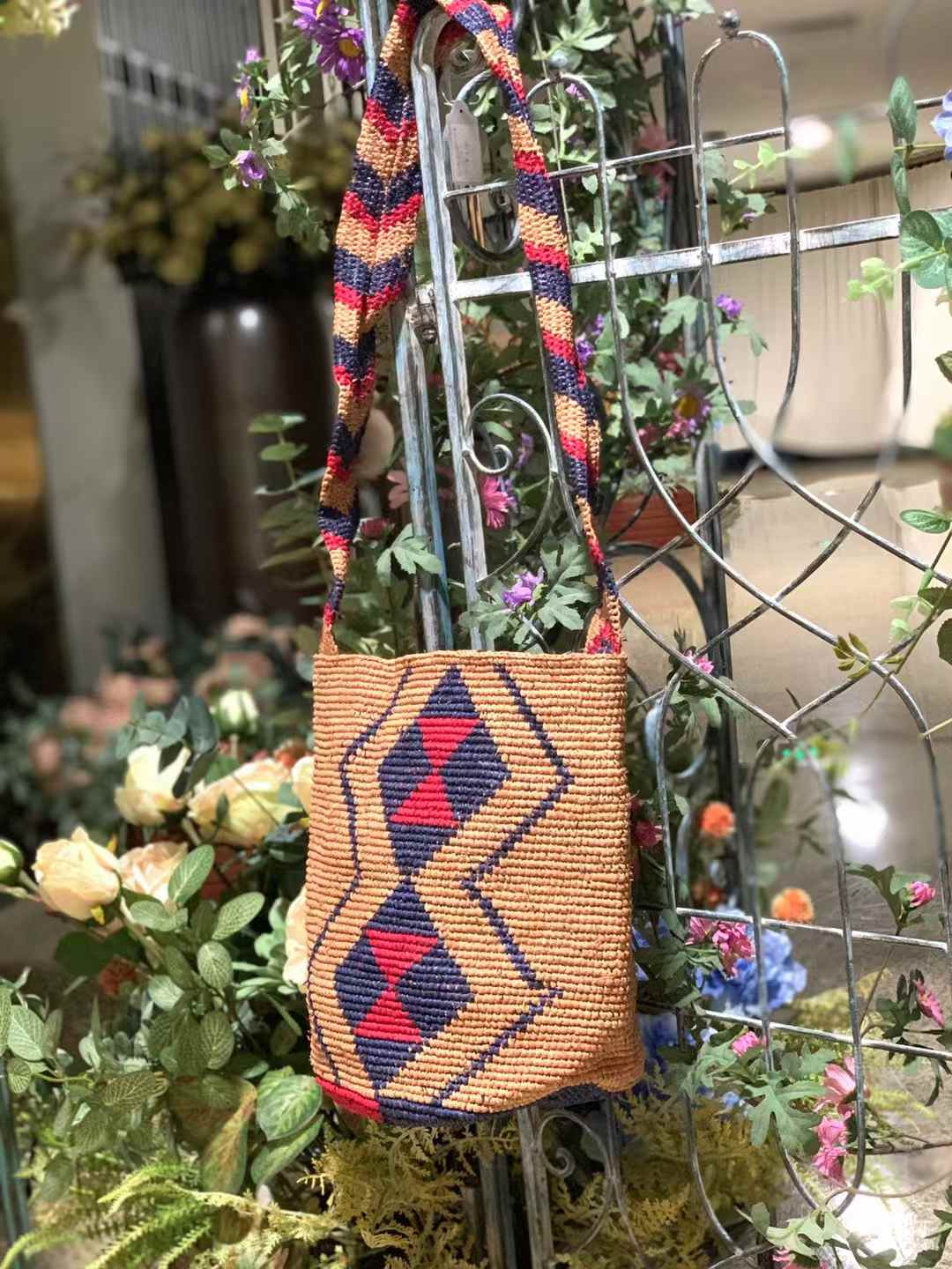 sustainable straw bucket bag in geometric pattern