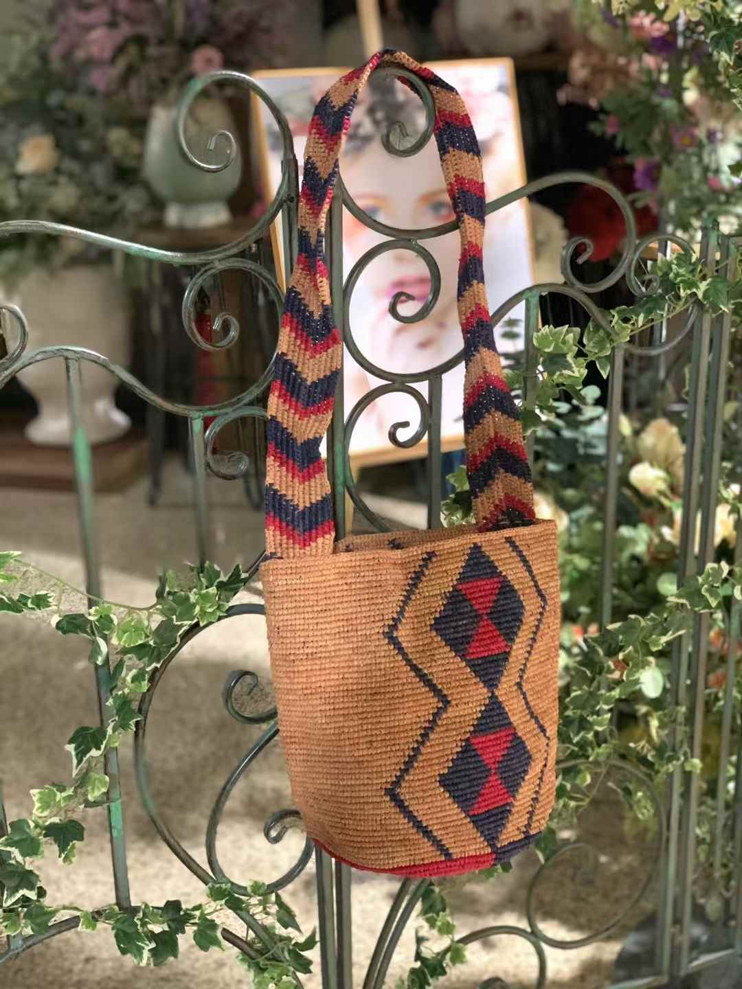 straw bag geometric pattern, featuring bold red and navy diamond motifs