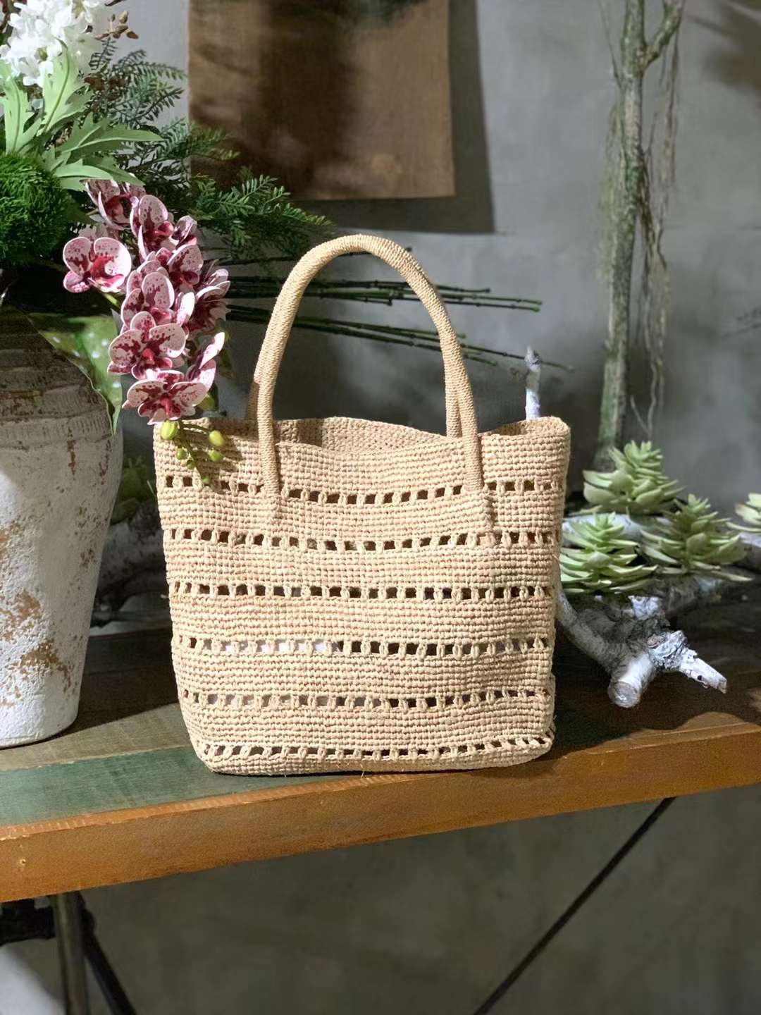 women tote bag in natural straw