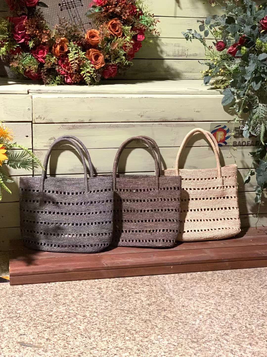 women tote bag in natural straw